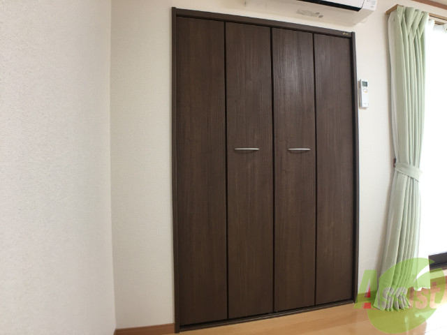 収納　リビングにございます収納になります。茶色の木目調がオシャレ