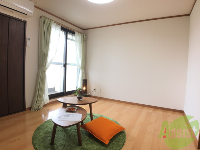 その他部屋・スペース　ベッドも置くことのできるリビングは寝室も兼ねることができます