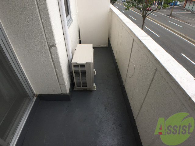 バルコニー　バルコニーは広く、大きなリビングに繋がる窓がついてます