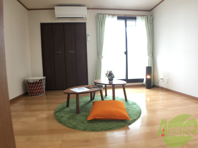 居室・リビング　リビングは日当たりのいいきれいな家具付きのお部屋です