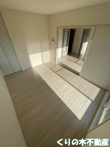 その他部屋・スペース　落ち着いた色調の寝室です