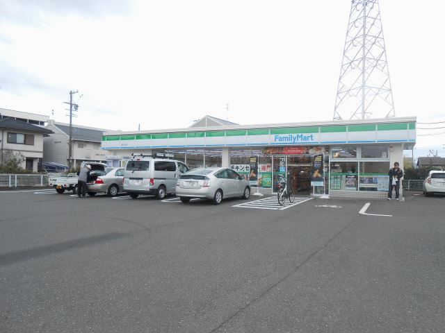 コンビニ　ファミリーマート（コンビニ）まで520m