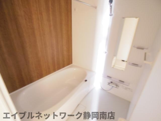 バス・シャワールーム　落ち着いた空間のお風呂です