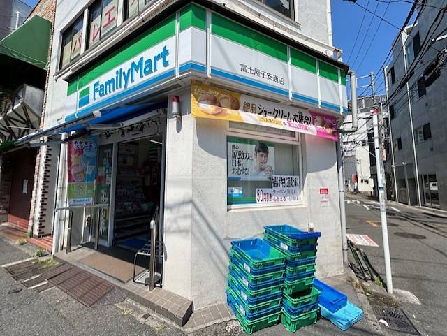 コンビニ　ファミリーマート 冨士屋子安通店（コンビニ）まで597m