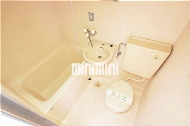 バス・シャワールーム　お掃除が楽なユニットバスタイプ。