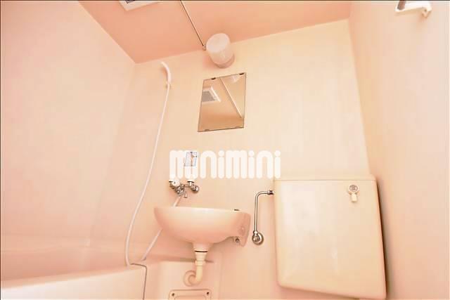 洗面設備　鏡付きの洗面です。