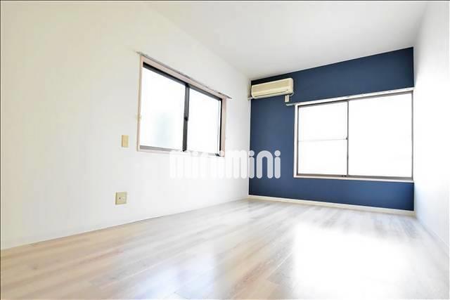 居室・リビング　ブルーのアクセントクロスが素敵なお部屋。