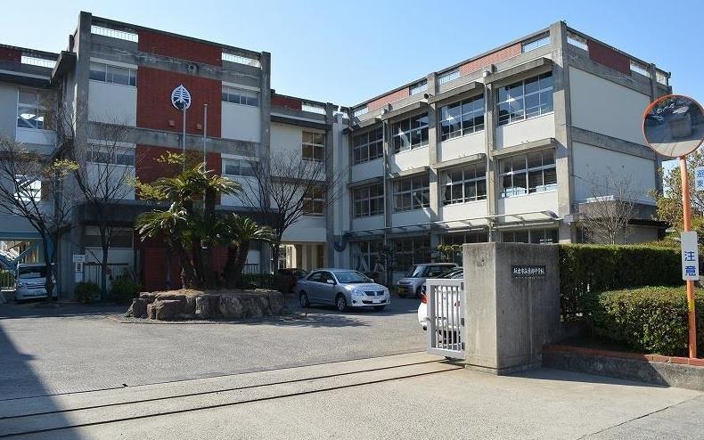 中学校　坂出市立東部中学校（中学校）まで1127m