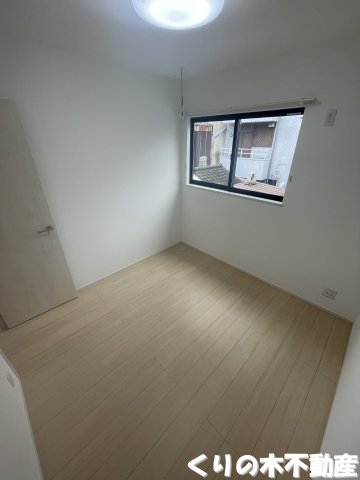 その他部屋・スペース　落ち着いた色調の寝室です