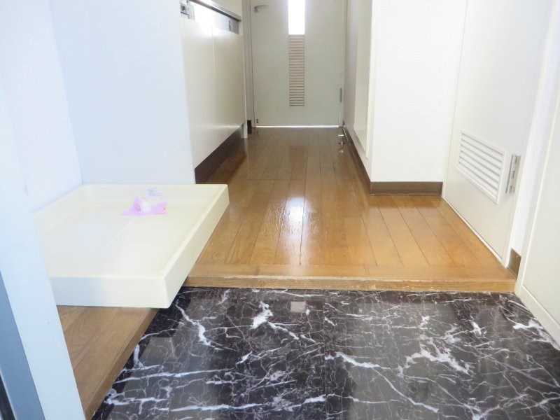 玄関　玄関から室内へ