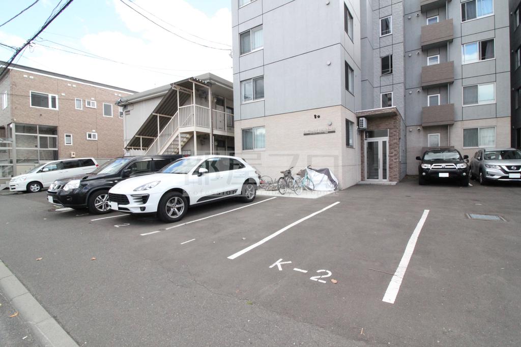 【札幌市豊平区水車町のマンションの駐車場】