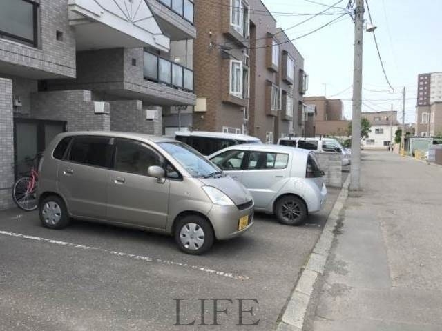 【札幌市厚別区厚別南のマンションの駐車場】