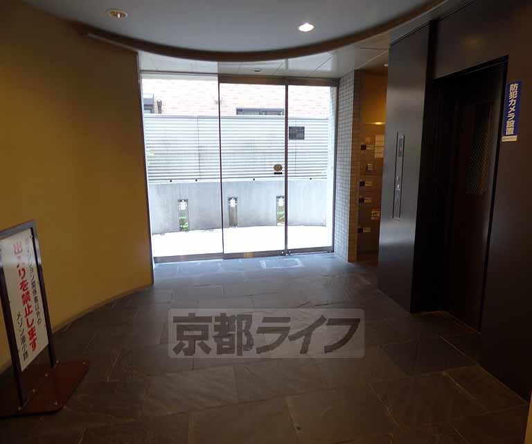 【京都市下京区石井筒町のマンションのエントランス】