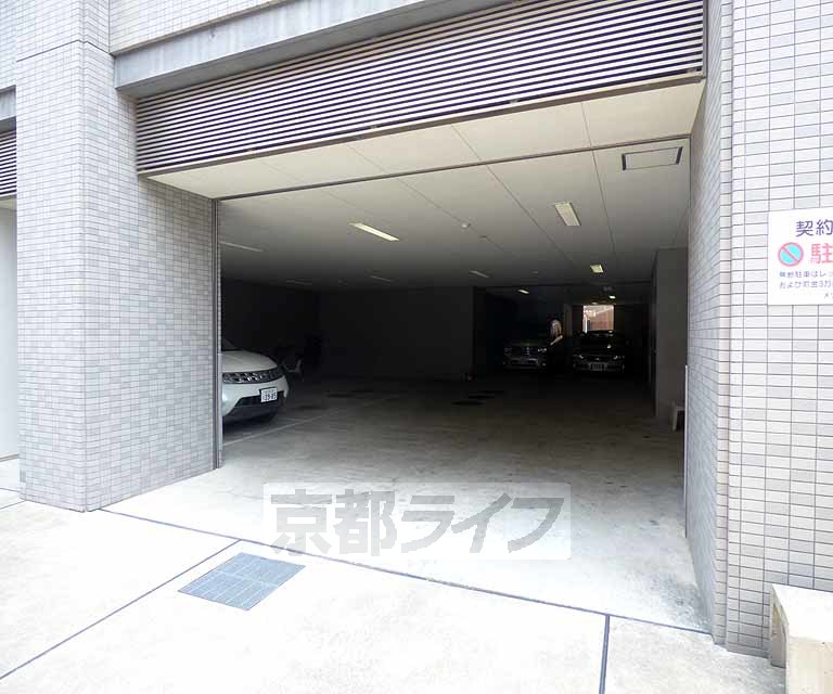 【京都市下京区石井筒町のマンションの駐車場】