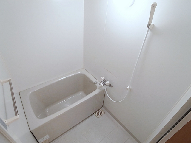 バス・シャワールーム　清潔感を感じるバスルーム