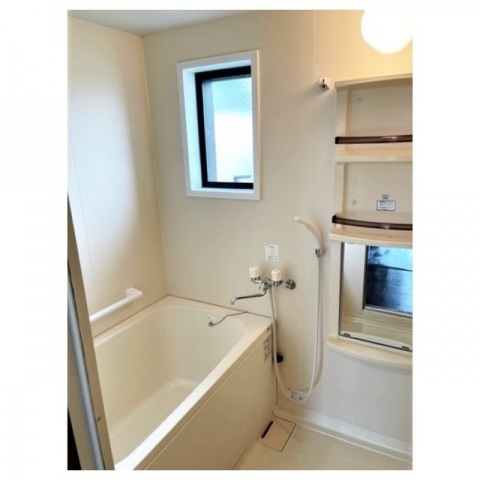 バス・シャワールーム　窓付きのお風呂です??