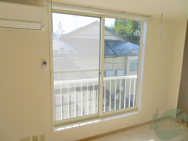 バルコニー　大通りに面していないので、人目を気にしなくて済みそうです