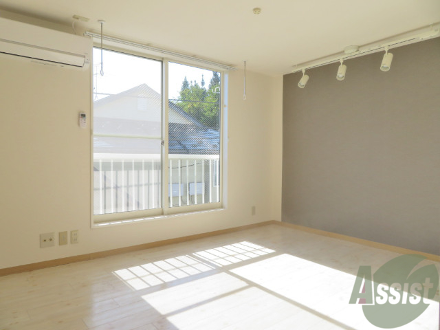 居室・リビング　陽の光が差し込む明るいお部屋は気持がいいですね～