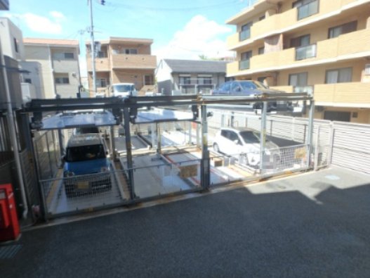 駐車場　駐車場があるので、車を買う予定の方も安心です