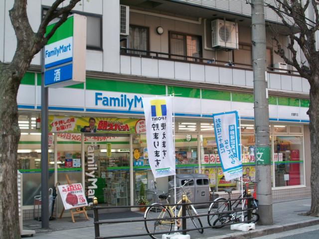 コンビニ　ファミリーマート 釣鐘町店（コンビニ）まで111m
