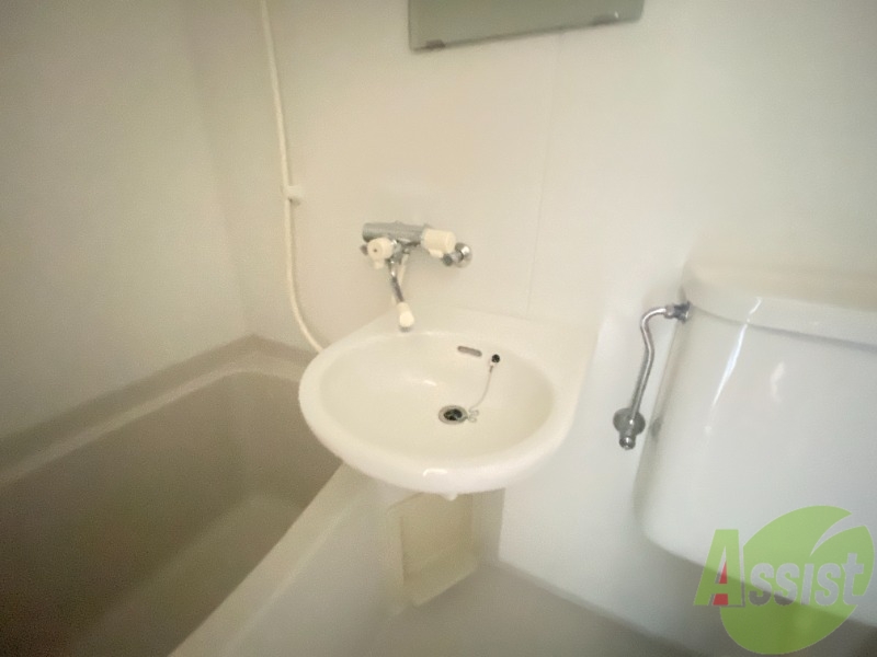 洗面設備　洗面台はシンプルなつくりで手入れがしやすそうですね。