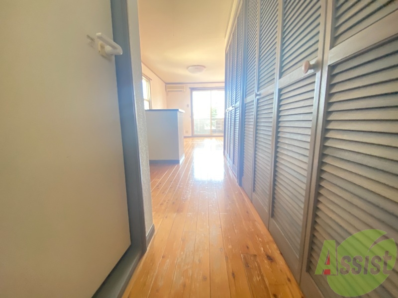 玄関　玄関から撮影しました。明るい印象ですね。