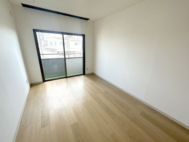 居室・リビング　大きな窓から明るい陽光射し込む室内空間