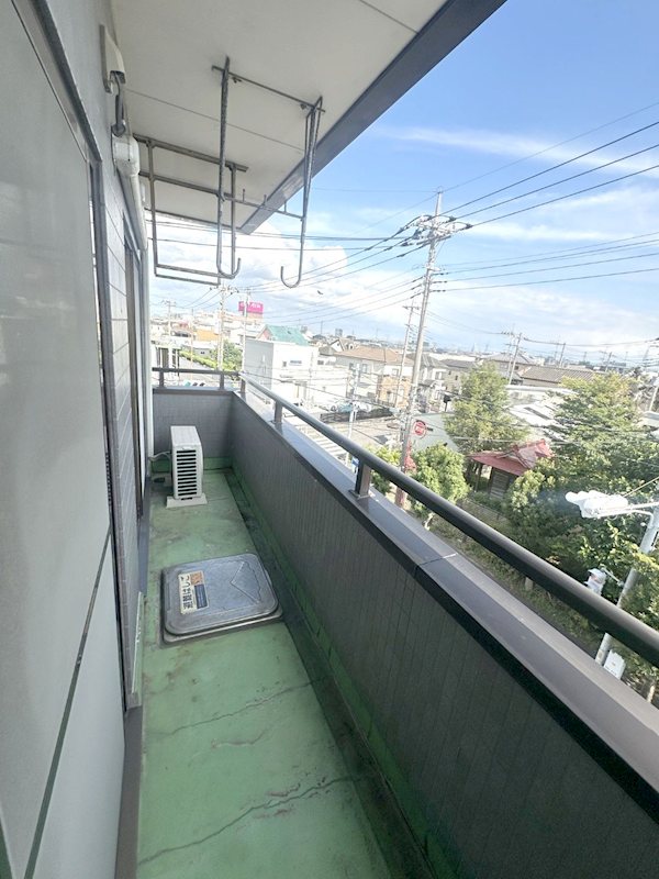 バルコニー　２部屋にまたがる南向きのバルコニー