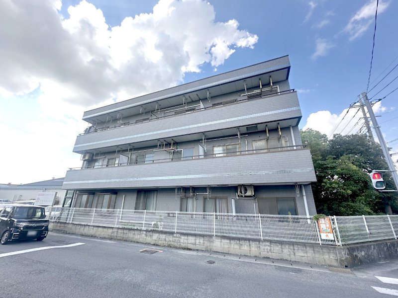 建物外観　平成５年築の鉄骨造３階建て