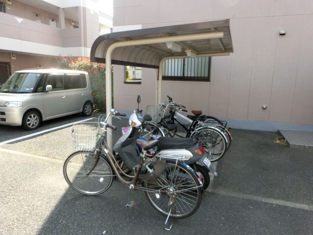 その他　屋根付の駐輪スペース。