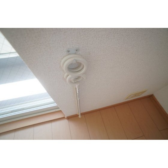 その他設備　室内物干し（天井の金具に引っ掛けて物干し竿を通します）
