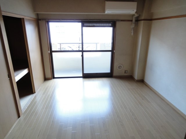 居室・リビング　同物件、別号室のものです。