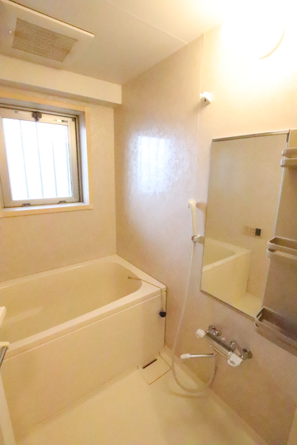 バス・シャワールーム　窓付きのお風呂です♪