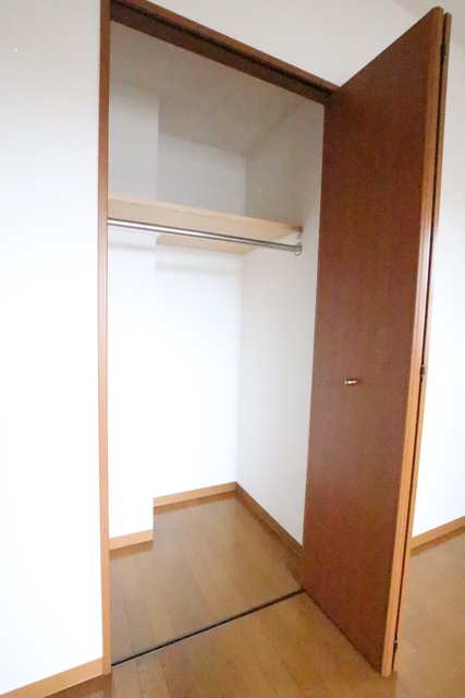 収納　ハンガーパイプ付きクローゼット