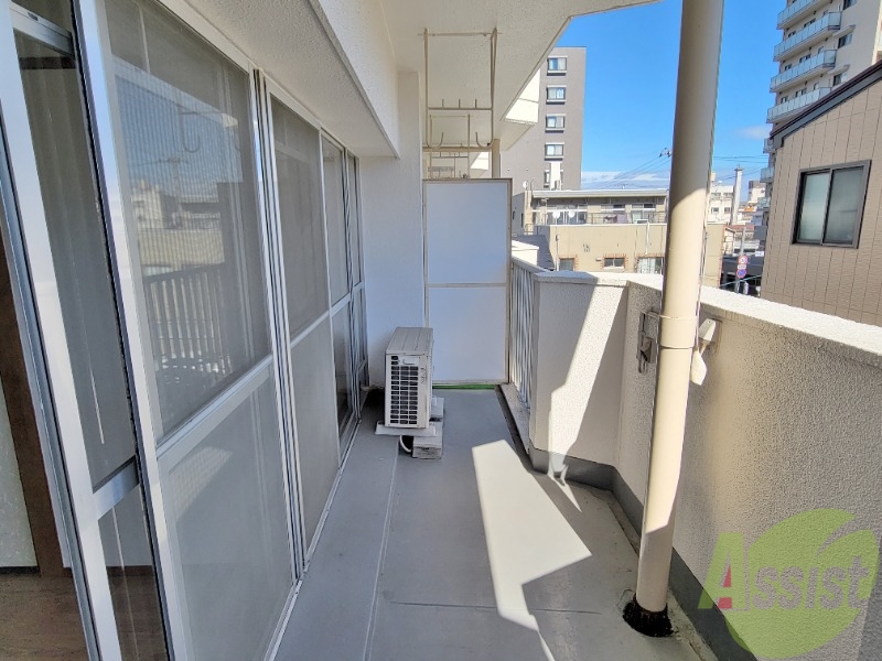 バルコニー　バルコニーは広さがあり洗濯物も干しやすい。