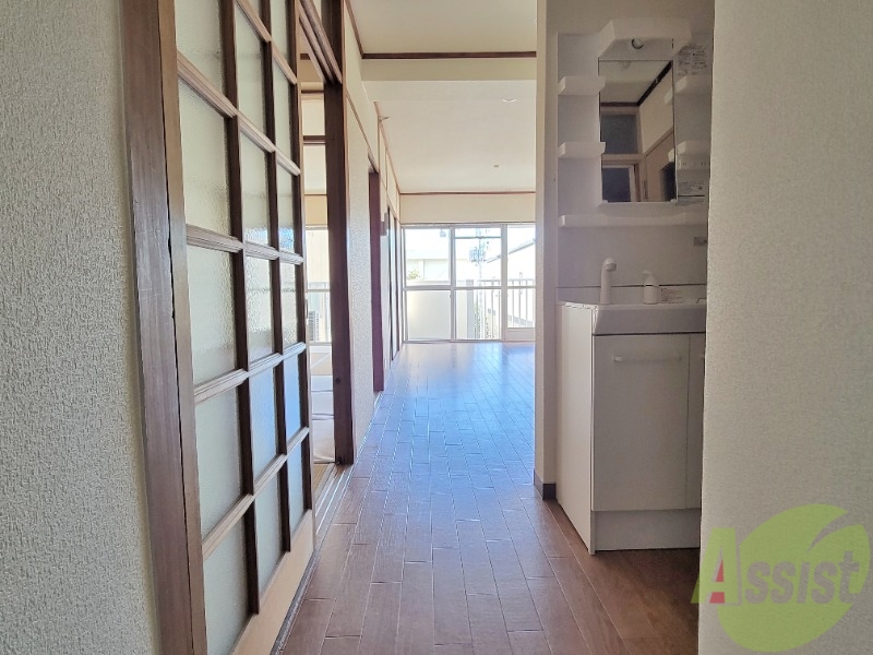 玄関　玄関からはお部屋が見えてしまいますのでカーテンとかいいですね