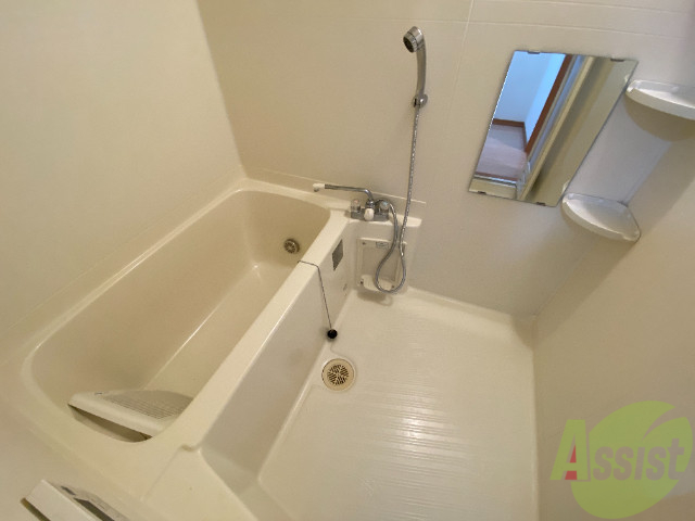 バス・シャワールーム　追い焚き機能付きですのでいつでも温かいお風呂に入れます。