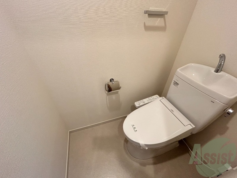 トイレ　温水洗浄便座でウォシュレット付きなので快適です。