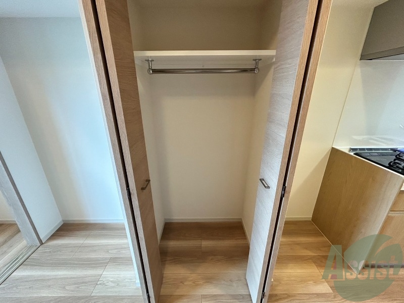 収納　背の高い収納にはコートなどもしまっておけます。