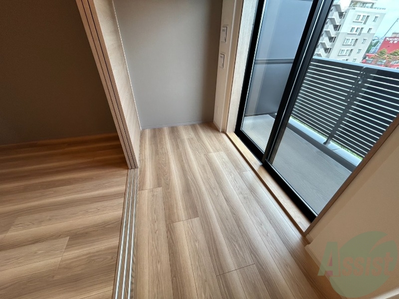 その他部屋・スペース　寝室には外からの日差しが入るので気持ちよく朝を迎えられます。