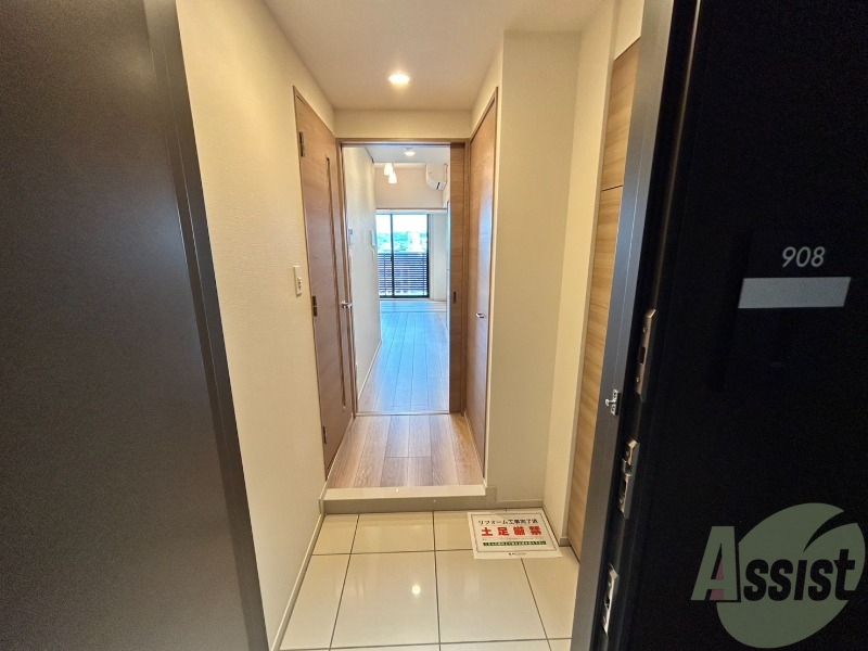 玄関　玄関は白を基調とした内装なので明るく感じることが出来ます。