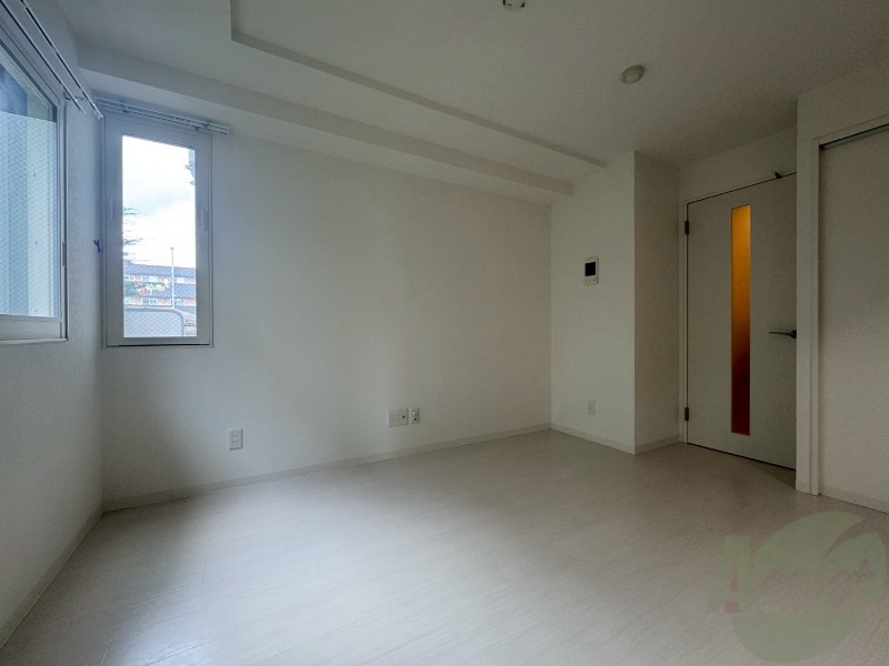 その他部屋・スペース　寝室はこちらです。光が差し込む、温かみのあるお部屋です。