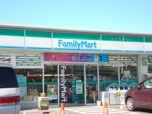 コンビニ　ファミリーマートナベヤ岩崎店（コンビニ）まで590m
