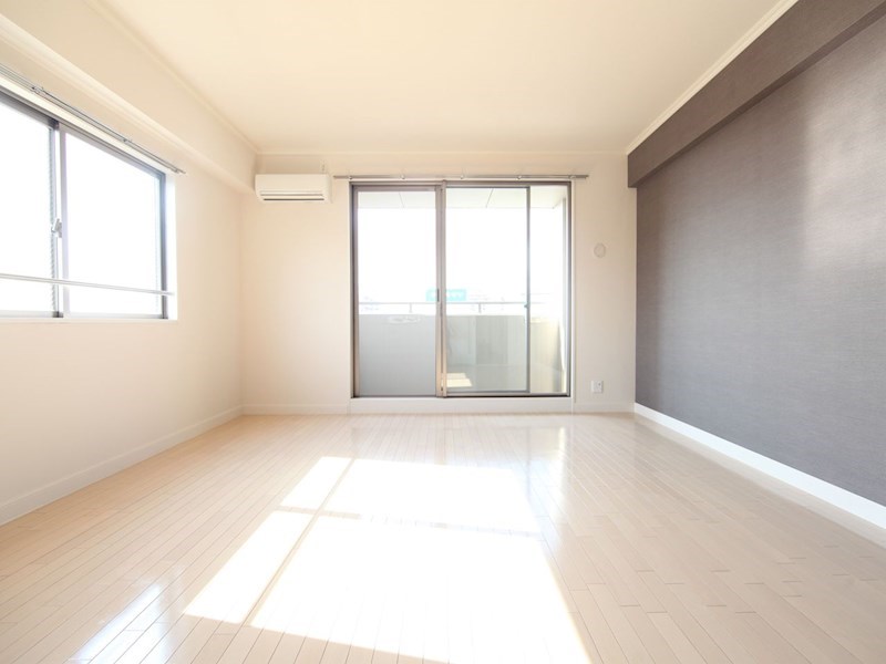 バルコニー　洋室12.3帖　2面採光　エアコン完備　バルコニー