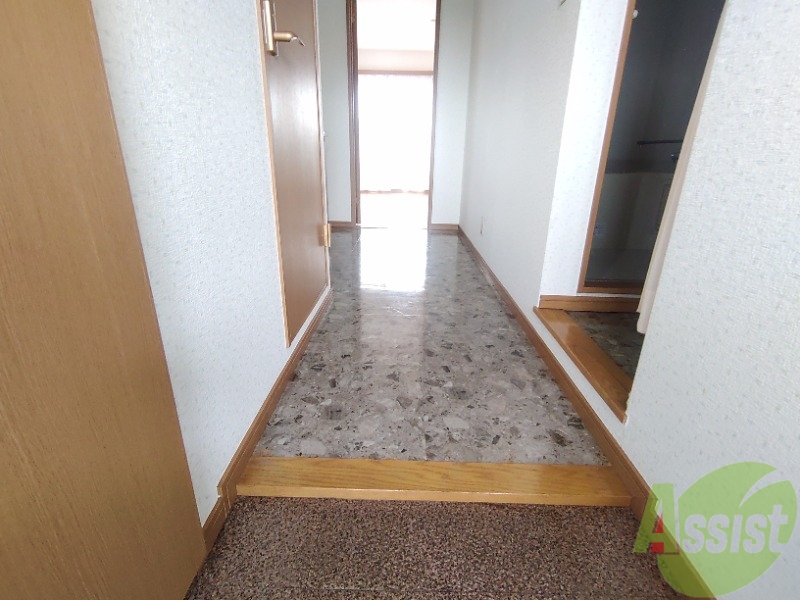 玄関　玄関から撮影しました。敷居が高くなくて安心ですね。