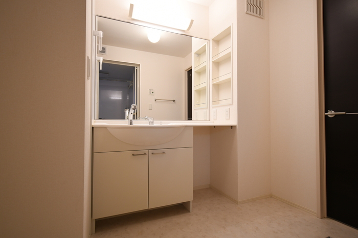 洗面設備　ゆったりとスペースのある洗面所