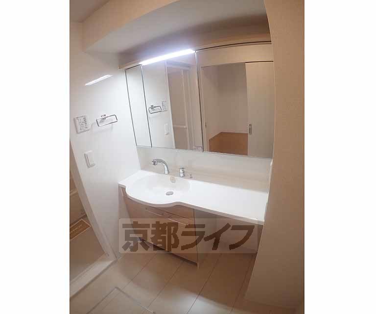 洗面設備　鏡の大きな独立洗面台