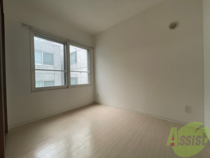 その他部屋・スペース　寝室を別角度から撮りました。どう家具を配置しますか？