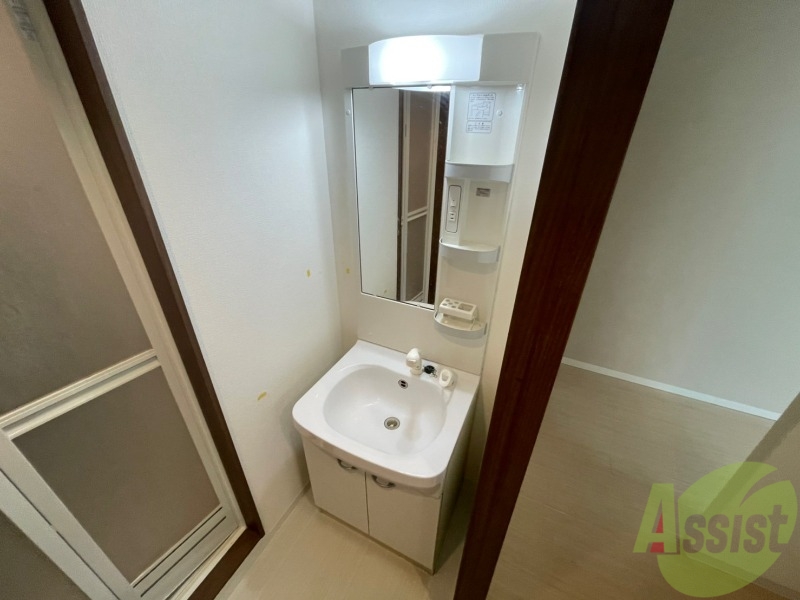 洗面設備　独立洗面台です。大きくてよいですね。シャンプーもできます。