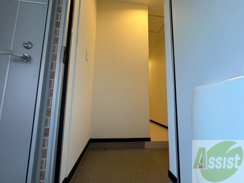 玄関　玄関の様子です。広い洋室にすぐ繋がっています。